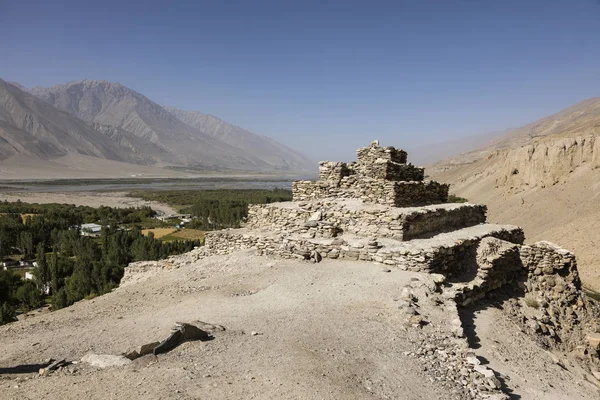 Termékeny Wakhan-völgy egy buddhista templom közelében Vrang-Tádzsikisztán. A hegyek a háttérben a Hindu Kush Afganisztánban — Stock Fotó