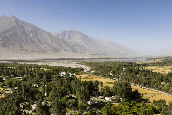 Termékeny Wakhan völgy közelében Vrang-Tádzsikisztán. A hegyek a háttérben a Hindu Kush Afganisztánban — Stock Fotó