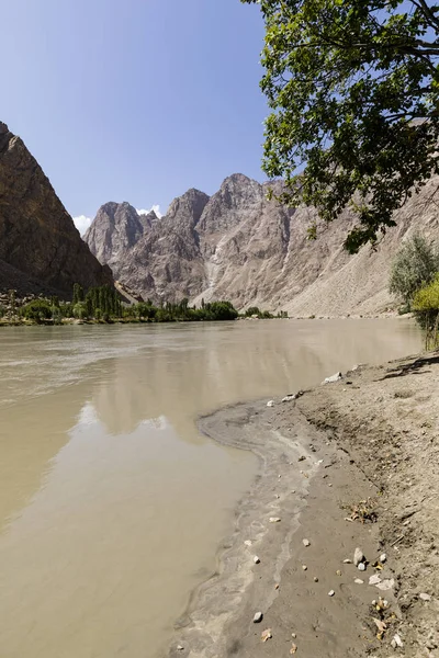 Συνόρων στον ποταμό Panj River στην κοιλάδα του Wakhan με το Τατζικιστάν δεξιά και αριστερά του Αφγανιστάν — Φωτογραφία Αρχείου