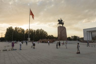 Bişkek, Kırgızistan 9 Ağustos 2018: Bişkek sakinleri boş zaman aktiviteleri için Tarih Müzesi önünde meydanında günbatımı karşılamak