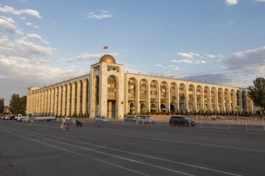 Bişkek, Kırgızistan 9 Ağustos 2018: oryantal tarzda Ala-çok Square yakınındaki günbatımı sırasında bina. Bişkek eski Frunze, Kırgız Cumhuriyeti başkenti ve en büyük olduğunu