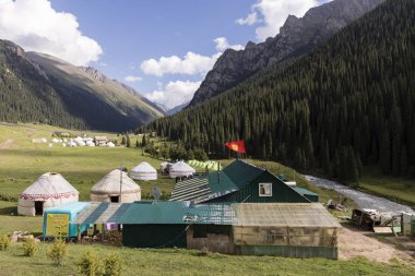 Altun-Arashan, Kırgızistan, 13 Ağustos 2018: Yurt kampları içinde Vadisi, altun-Arashan Kırgızistan'daki Karakol yakınındaki