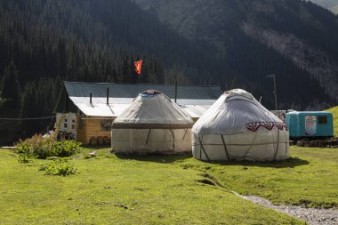Altun-Arashan, Kırgızistan, 13 Ağustos 2018: Yurt kampları içinde Vadisi, altun-Arashan Kırgızistan'daki Karakol yakınındaki