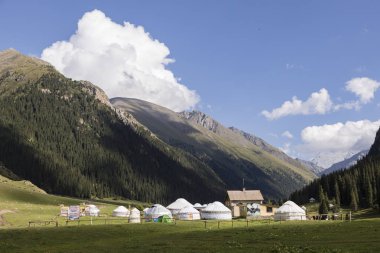 Altun-Arashan, Kırgızistan, 13 Ağustos 2018: Yurt kampları içinde Vadisi, altun-Arashan Kırgızistan'daki Karakol yakınındaki