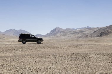Murgab, Tacikistan, 23 Ağustos 2018: Off-road araç taş Pamir Dağları çölde duruyor