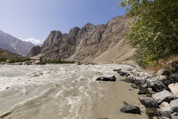 瓦汗山谷的边境河潘杰河, 塔吉克斯坦右, 阿富汗左 — 图库照片