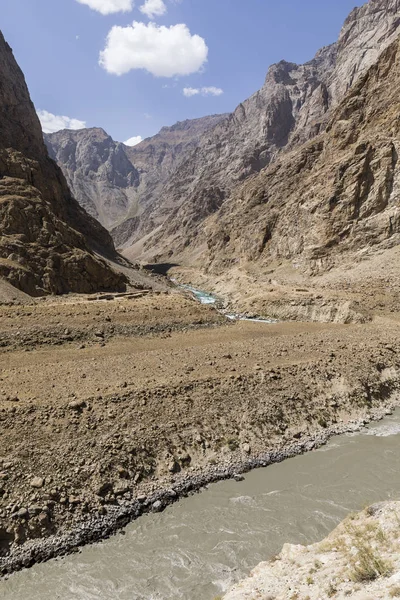 ワハーン渓谷右タジキスタンとアフガニスタンの国境川パンジ川左 — ストック写真