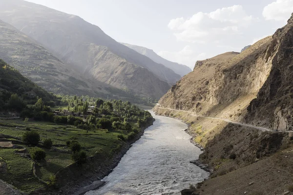 Συνόρων στον ποταμό Panj River στην κοιλάδα του Wakhan με το Τατζικιστάν δεξιά και αριστερά του Αφγανιστάν — Φωτογραφία Αρχείου