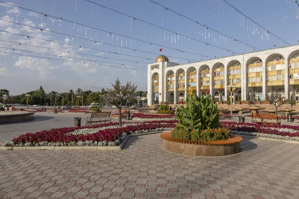 Bishkek, Kyrgyzstan augustus 9 2018: Ala-ook vierkant. Bisjkek voorheen Froenze, is de hoofdstad en de grootste stad van de Kirgizische Republiek — Stockfoto