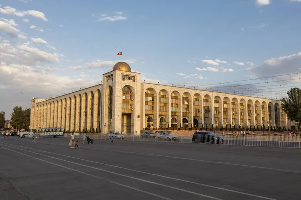 Bichkek, Kirghizistan 9 août 2018 : Bâtiment de style oriental au coucher du soleil près de la place Ala-Too. Bichkek anciennement Frunze, est la capitale et la plus grande ville de la République kirghize — Photo