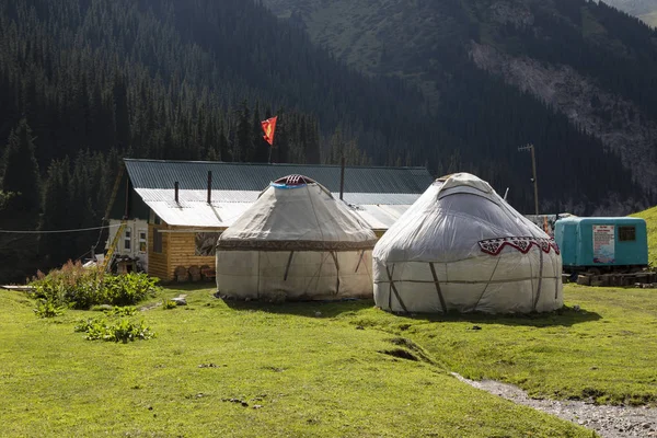 Altyn-Arashan, Kirguistán, 13 de agosto de 2018: Campamentos de Yurtas en el valle de Altyn-Arashan, cerca de Karakol, Kirguistán — Foto de Stock