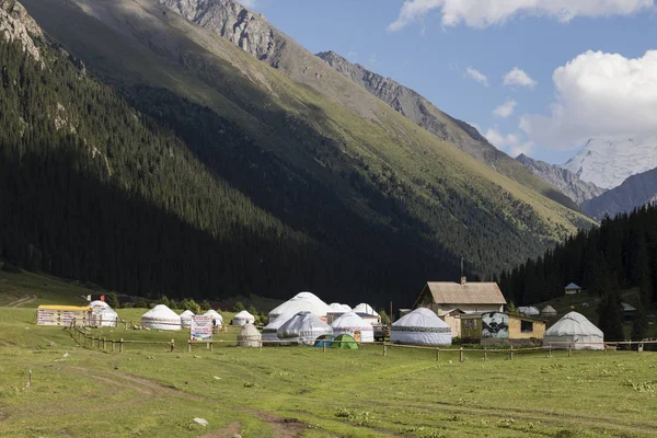 Altyn-Arashan, Kirguistán, 13 de agosto de 2018: Campamentos de Yurtas en el valle de Altyn-Arashan, cerca de Karakol, Kirguistán — Foto de Stock