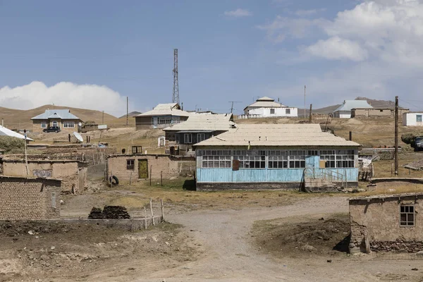 Sary-Tash, Quirguistão 21 de agosto de 2018: Casa residencial da cidade fronteiriça de Sary-Tash, no Quirguistão, ao vizinho Tajiquistão, na Estrada Pamir, na Ásia Central — Fotografia de Stock