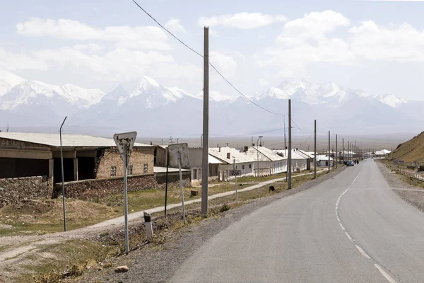 Sary-Tash, Kirguistán 21 de agosto de 2018: Ciudad fronteriza de Sary-Tash en Kirguistán a la vecina Tayikistán en la autopista Pamir en Asia Central —  Fotos de Stock