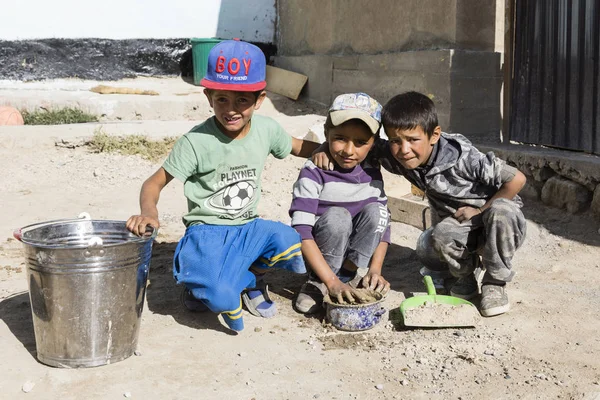 Мургаб, Таджикистан, 23 августа 2018 года: Трое таджикских детей позируют перед своим домом в Мургабе по маршруту Памирского шоссе — стоковое фото