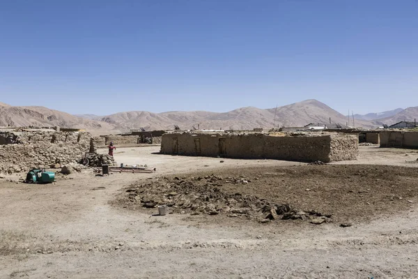 Bulunkul, Tajiquistão, 23 de agosto de 2018: O lugar isolado Bulunkul com casas tradicionais de argila e pedra nas montanhas Pamir — Fotografia de Stock