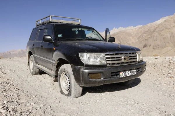 Langar, Tajikistan, August 23 2018: Flat tire on the Pamir Highway near Langar in the border area between Tajikistan and Afghanistan — Stock Photo, Image