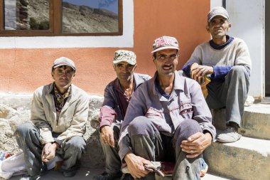 Vrang, Tacikistan 24 Ağustos 2018: Dört büyük adam Bibi Fatima kaplıcalar Tacikistan Vahan Vadisi'nde önünde merdivenlerde oturan