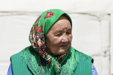 Şarkı Kul, Kırgızistan, 8 Ağustos 2018: Kırgızistan'daki şarkı Kul gölde bir başörtüsü giyen güzel bir Kırgız kadın portresi