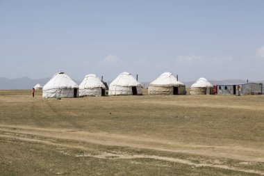 Şarkı Kul, Kırgızistan, 8 Ağustos 2018: Geleneksel Yurt şarkı Kul Gölü Kırgızistan'daki kampta