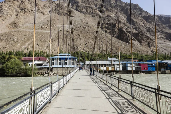 Khorog, Tádzsikisztán augusztus 25, 2018: Híd a Viktória-folyó Khorog, Tádzsikisztán — Stock Fotó