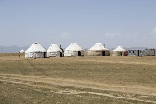 Dal Kul, Kirgizisztán, augusztus 8 2018: Hagyományos jurta tábor-dal Kul tó Kirgizisztán — Stock Fotó
