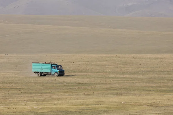 Song Kul, Kirguistán, 8 de agosto de 2018: Un camión atraviesa la estepa del lago Song Kul en Kirguistán — Foto de Stock