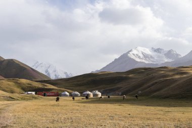 Tulpar, Kırgızistan 21 Ağustos 2018: Yurt Saha Kampı Tulpar Gölü Peak Lenin Kırgızistan'ın eteklerinde