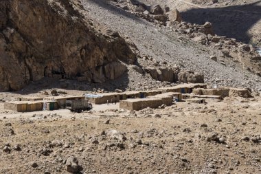 Pamir, Afganistan 25 Ağustos 2018: Afganistan sınır bölgesi Tacikistan Pamir dağlarında evlerde