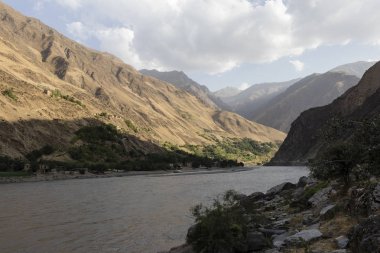 Pamir Dağları'nda bir nehir, Afganistan'ın çöl gibi yatay