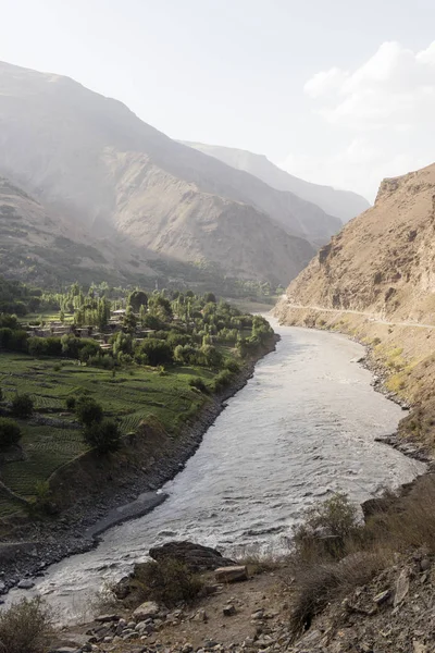 Río fronterizo Río Panj en el valle de Wakhan con Tayikistán a la derecha y Afganistán a la izquierda — Foto de Stock