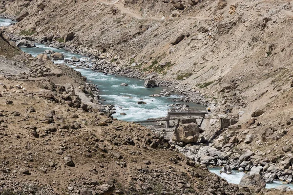 Paesaggio desertico dell'Afghanistan con un fiume nelle montagne del Pamir — Foto Stock