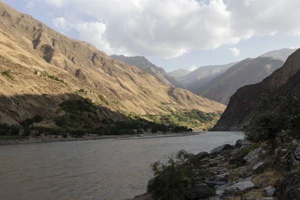 Woestijn-achtige landschap van Afghanistan met een rivier in het Pamir gebergte — Stockfoto