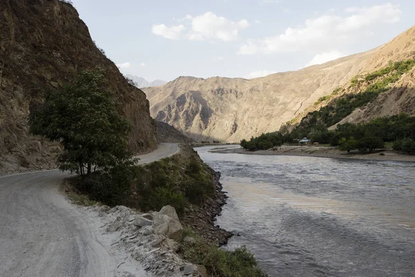 Río Frontera Río Panj en el valle de Wakhan con Tayikistán a la izquierda y Afganistán en el lado derecho — Foto de Stock