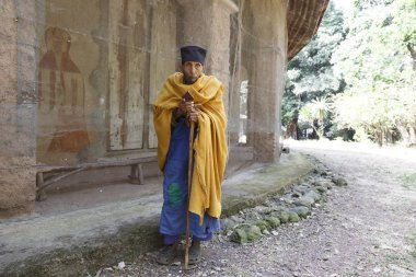 Bahir Dar, Etiyopya, 22 Ocak 2015: Çok eski bir keşiş Gölü Tanna yarımadada üzerinde bir Ortodoks Kilisesi'nin yanında duruyor