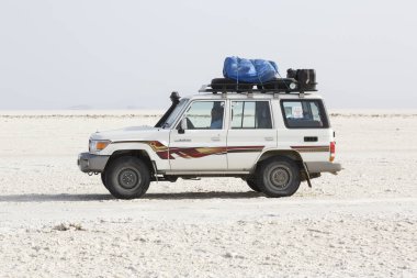 Danakil, Etiyopya, Şubat 22 2015: sürücü ile bir off-road araç Danakil tuz çölünde turistler için bekler