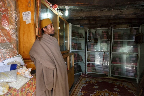 Bahir Dar, Etiopie, 22 leden 2015: Mnich chrání ortodoxní knihy v klášteře na poloostrově v jezeře Tanna — Stock fotografie
