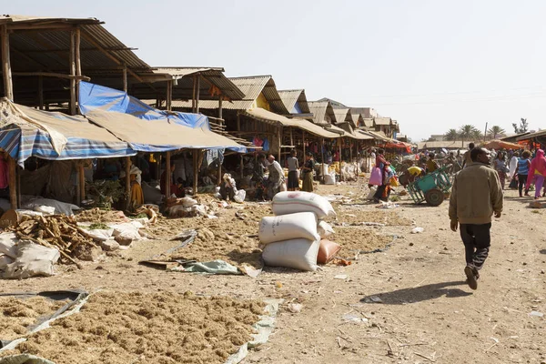 Bahir Dar, Etiópia, 14 de fevereiro de 2015: Em um mercado de grãos é projetado para secagem e oferecido para venda — Fotografia de Stock