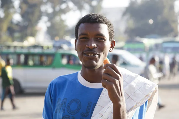 Bahir Dar, Etiopía, 15 de febrero de 2015: Un joven etíope en pie — Foto de Stock