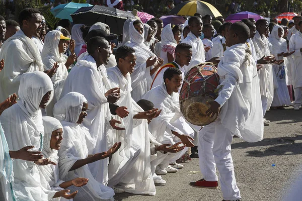 Gonder, Etiópia, 18 de fevereiro de 2015: As pessoas vestidas com trajes tradicionais celebram o festival Timkat, a importante celebração ortodoxa etíope da Epifania — Fotografia de Stock