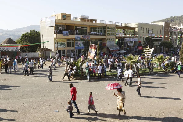 Gonder, Etiópia, 18 de fevereiro de 2015: os habitantes locais celebram o festival Timkat na cidade de Gonder, a importante celebração etíope ortodoxa da Epifania — Fotografia de Stock
