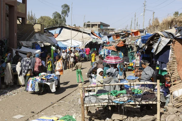 Bahir Dar, Etiópia, 14 de fevereiro de 2015: Cena de mercado em Bahir Dar, onde produtos de todos os tipos são oferecidos para venda — Fotografia de Stock