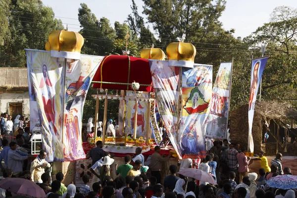 Gonder, Etiópia, 18 de fevereiro de 2015: Os habitantes locais participam da procissão no festival Timkat, a importante celebração etíope ortodoxa da Epifania — Fotografia de Stock