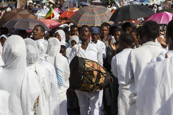 Gonder, Etiopie, Únor 18 2015: lidé oblečeni v tradičním oděvu oslavují festival Timkat, důležitou etiopskou pravoslavnou slavnost v Epiphany — Stock fotografie