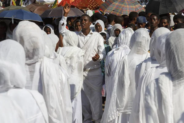 Gonder, Etiópia, 18 de fevereiro de 2015: As pessoas vestidas com trajes tradicionais celebram o festival Timkat, a importante celebração ortodoxa etíope da Epifania — Fotografia de Stock