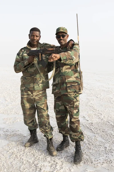 Danakil, Etiópia, 22 de janeiro de 2015: Dois soldados posando orgulhosamente com suas armas no deserto de Danakil — Fotografia de Stock
