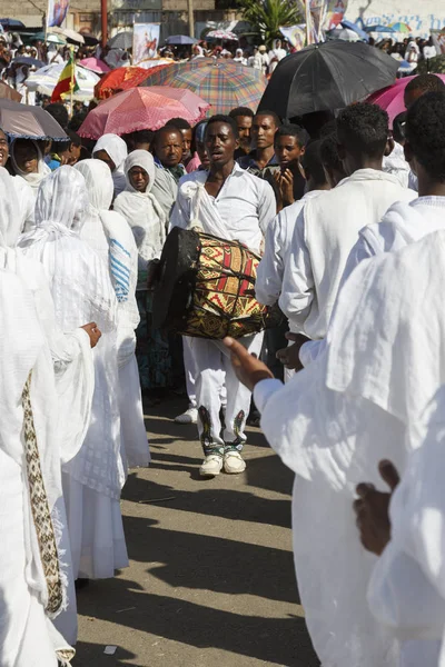 Gonder, Etiopie, Únor 18 2015: lidé oblečeni v tradičním oděvu oslavují festival Timkat, důležitou etiopskou pravoslavnou slavnost v Epiphany — Stock fotografie