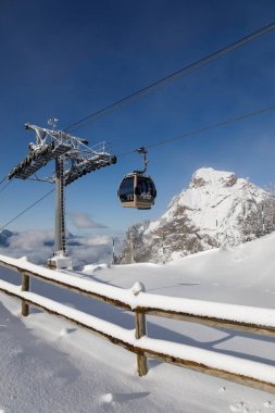 Rotenflue, İsviçre, 4 Kasım 2019: İsviçre 'nin merkezinde bir kış günü Schwyz' den Rotenflue 'ya kablolu araba. Arka planda Grosser Dağı Mythen.
