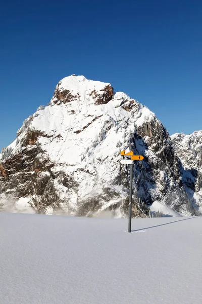 Cima Innevata Della Montagna Grosser Mythen Una Giornata Invernale Nella — Foto Stock