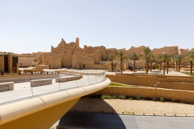Suudi Arabistan 'ın tarihi El-Diraiyah ilçesine giden yaya köprüsü.